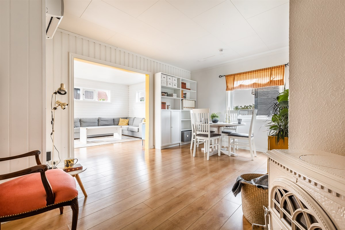 Spisestuen med utsikt fra gangen mellom bad, yttergang og to av soverommene