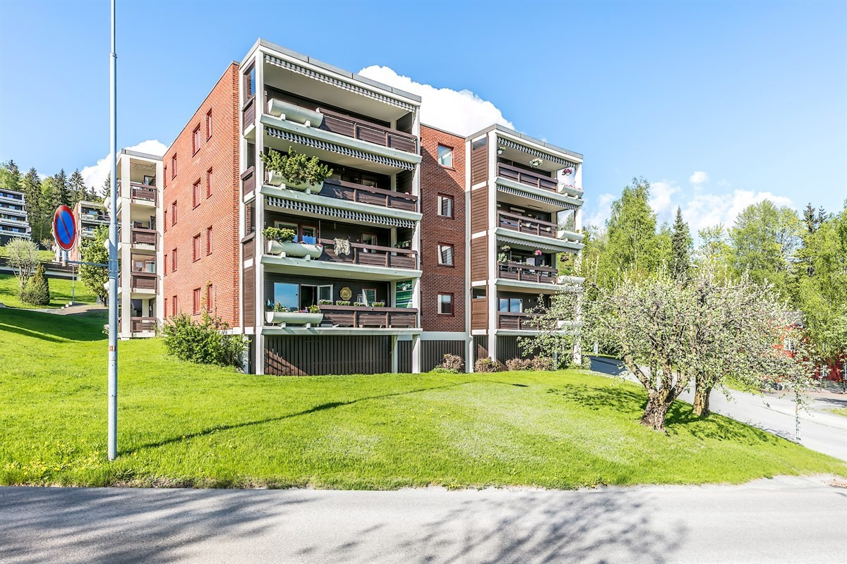 Velkommen til Hamangskogen 69 - en leilighet beliggende høyt opp i Hamangåsen med flott utsikt over Sandvika og fjorden.
