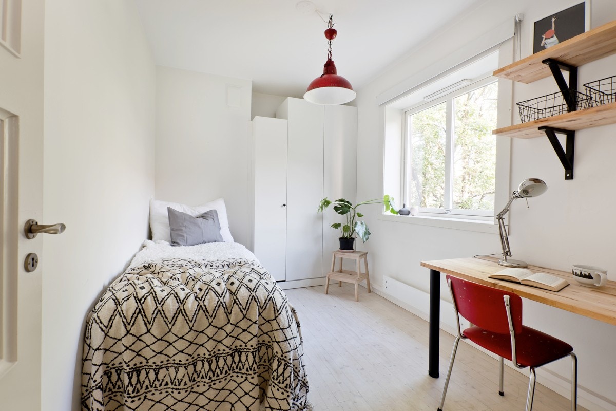 Soverom nummer to ligger via gangen. Her har du plass til seng, skrivebord og garderobe. Galleribilde