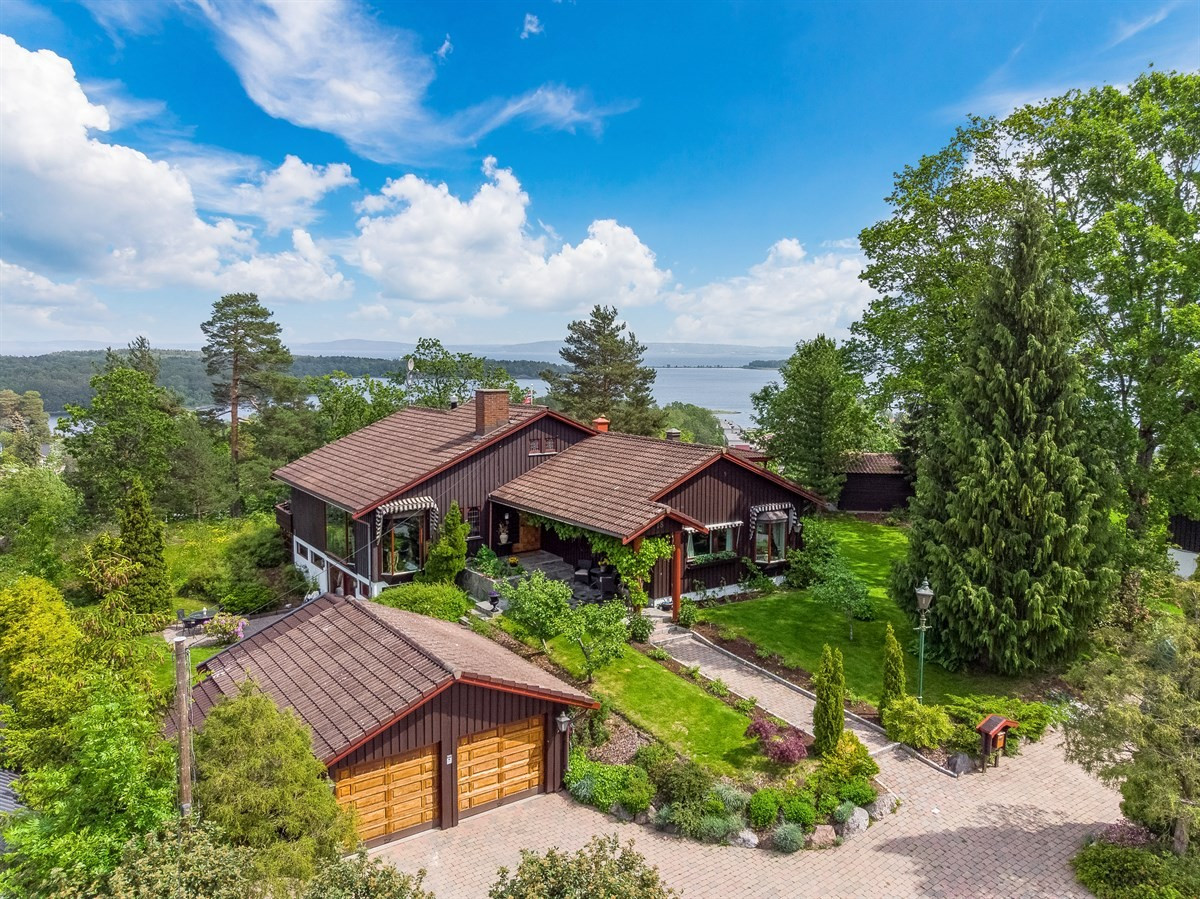 Velkommen til Lindestien 18 - en stor enebolig på toppen av Evjeåsen på 2,1 mål tomt og med praktfull utsikt over OslofjordenHer