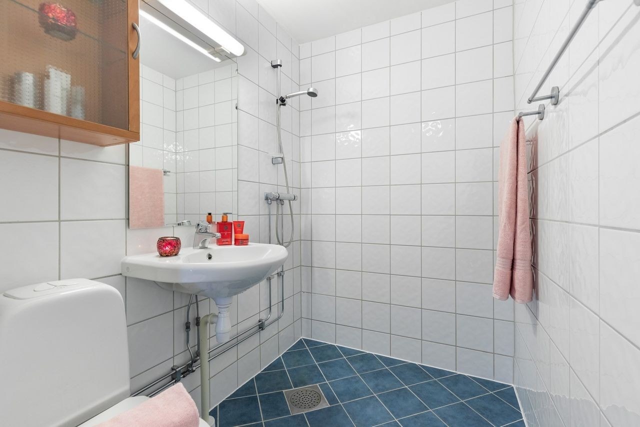 Praktisk bad med varmekabler og hvitevarer Galleribilde