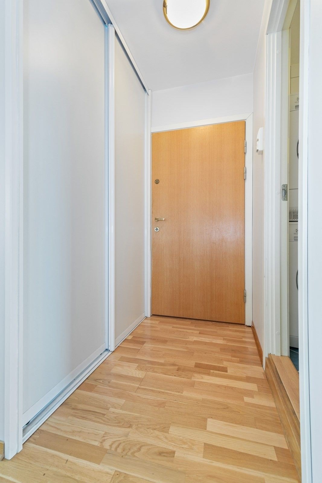 Inngangsparti med garderobe Galleribilde