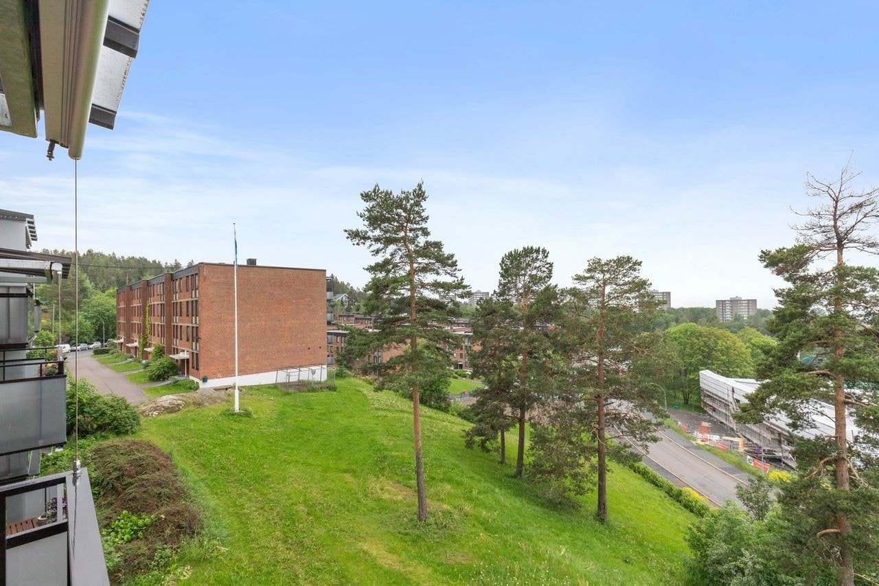 Utsikt fra balkong. God avstand mellom balkongene i sameiet Galleribilde