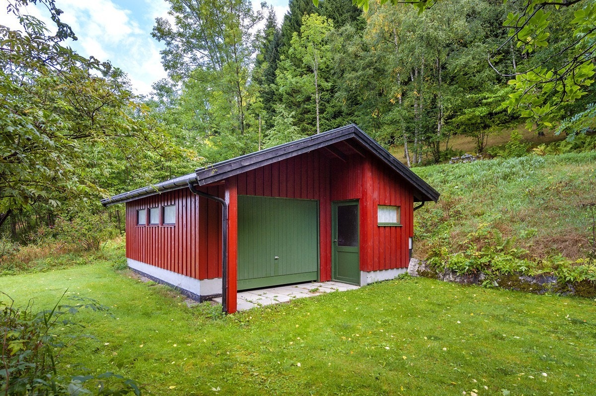 Garasjen ligger ovenfor naustet og hovedvegen Galleribilde