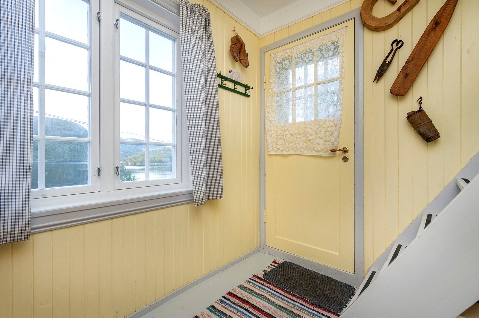 Entré i huset med trapp opp til loftet Galleribilde