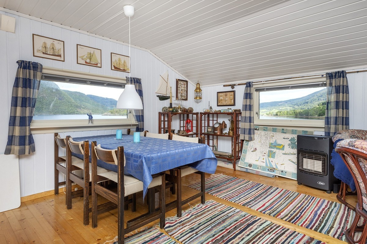 Fra naustloftet er det flott utsikt utover fjorden Galleribilde