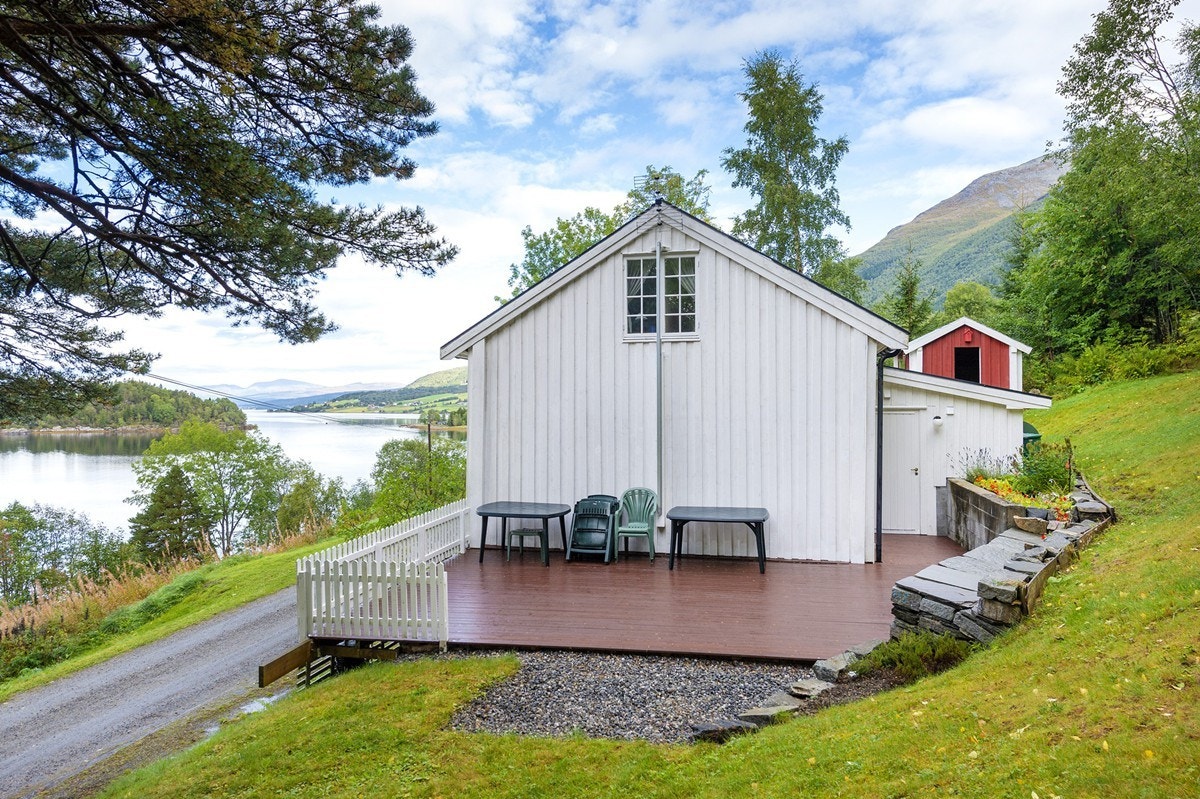 Sørvendt terrasse med utsikt utover fjord og fjell Galleribilde