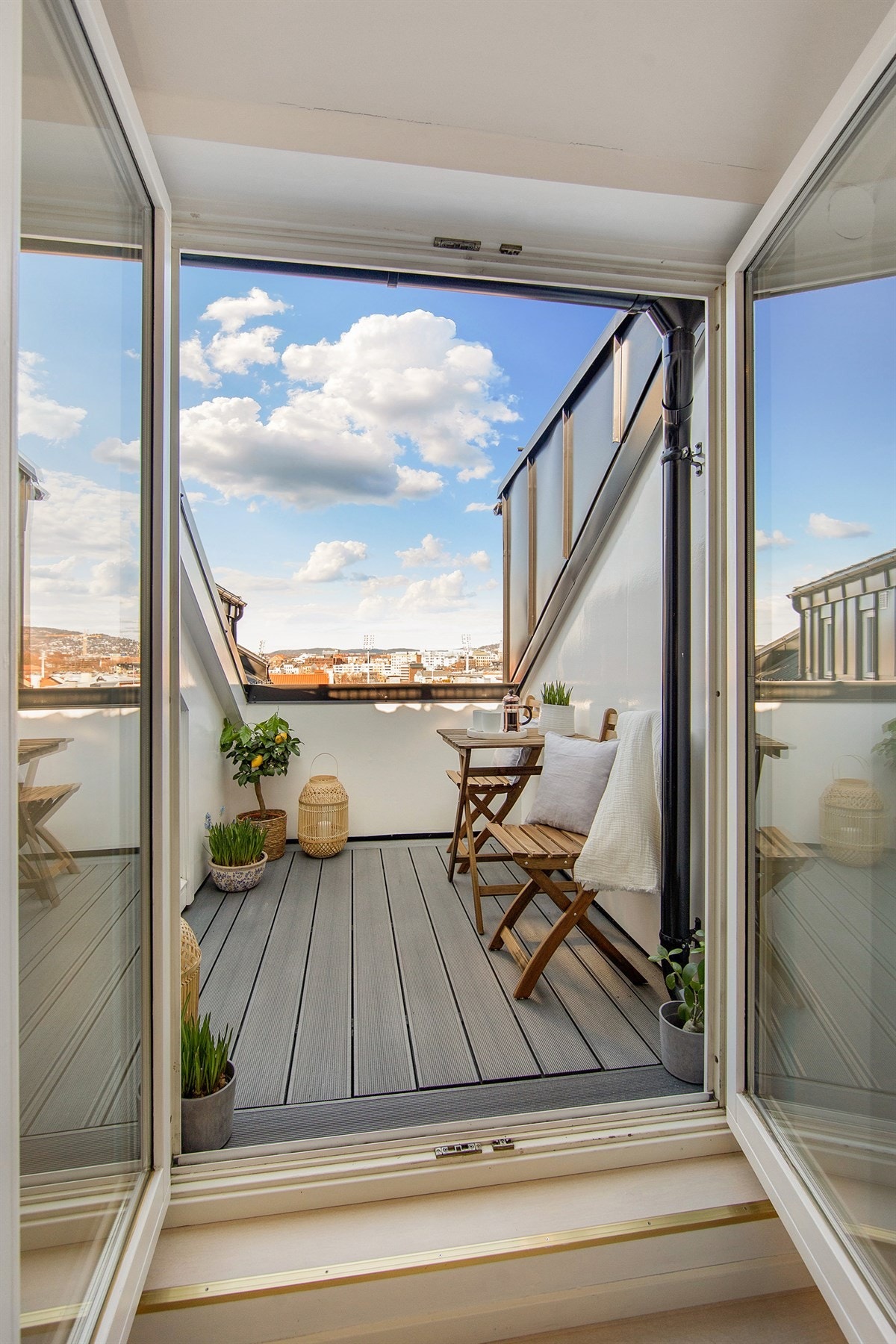 Tofløyet glassdør mot en hyggelig terrasse på 3,7 kvm Galleribilde