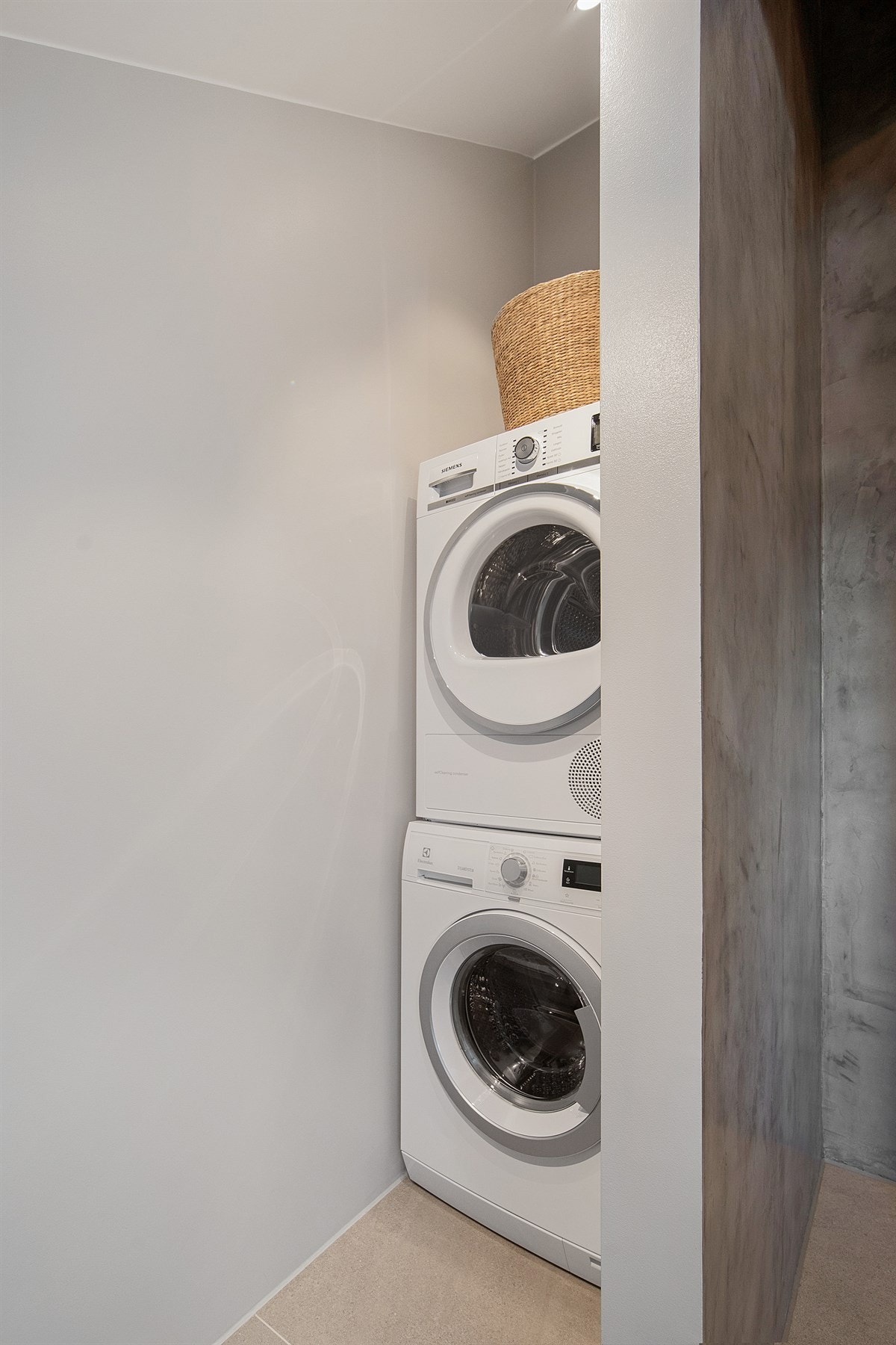 Opplegg for vaskemaskin og tørketrommel i en egen nisje Galleribilde
