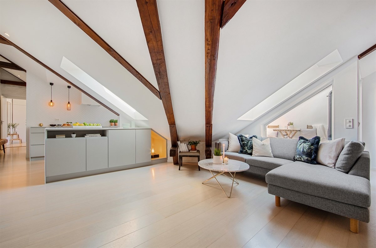 En lys og luftig stue med god plass til sofaløsning og tilhørende møblement Galleribilde