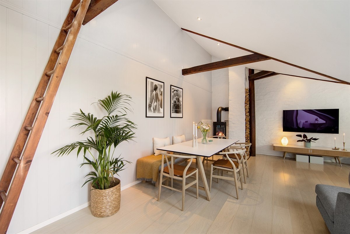 1-stavs eikeparkett med varmefolie, samt nymalte vegger og himling i 2017 Galleribilde