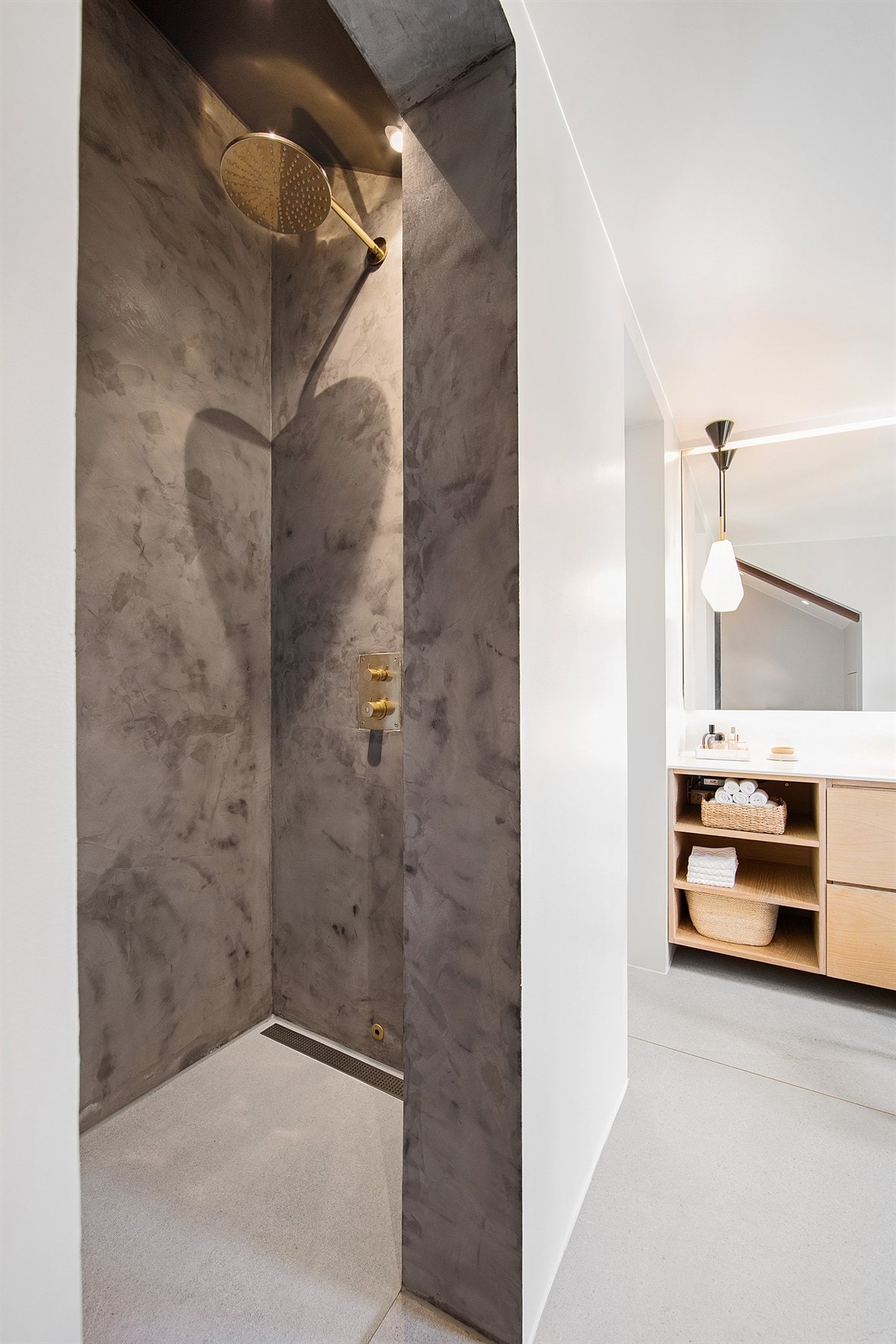 Grå mikrosement på veggene i den skjermede dusjnisjen Galleribilde