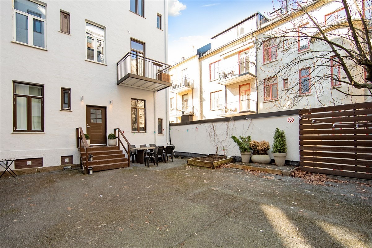 Beboerne har tilgang til en skjermet, felles bakgård, avgrenset med gjerde Galleribilde