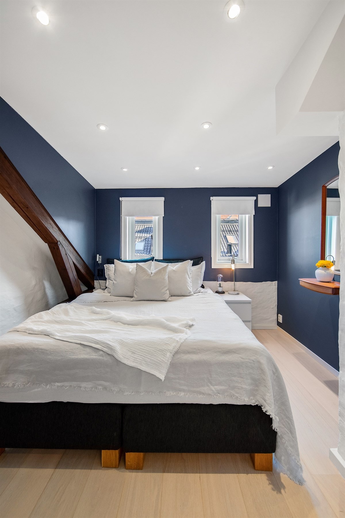 Et lekkert soverom med god plass til dobbeltseng Galleribilde