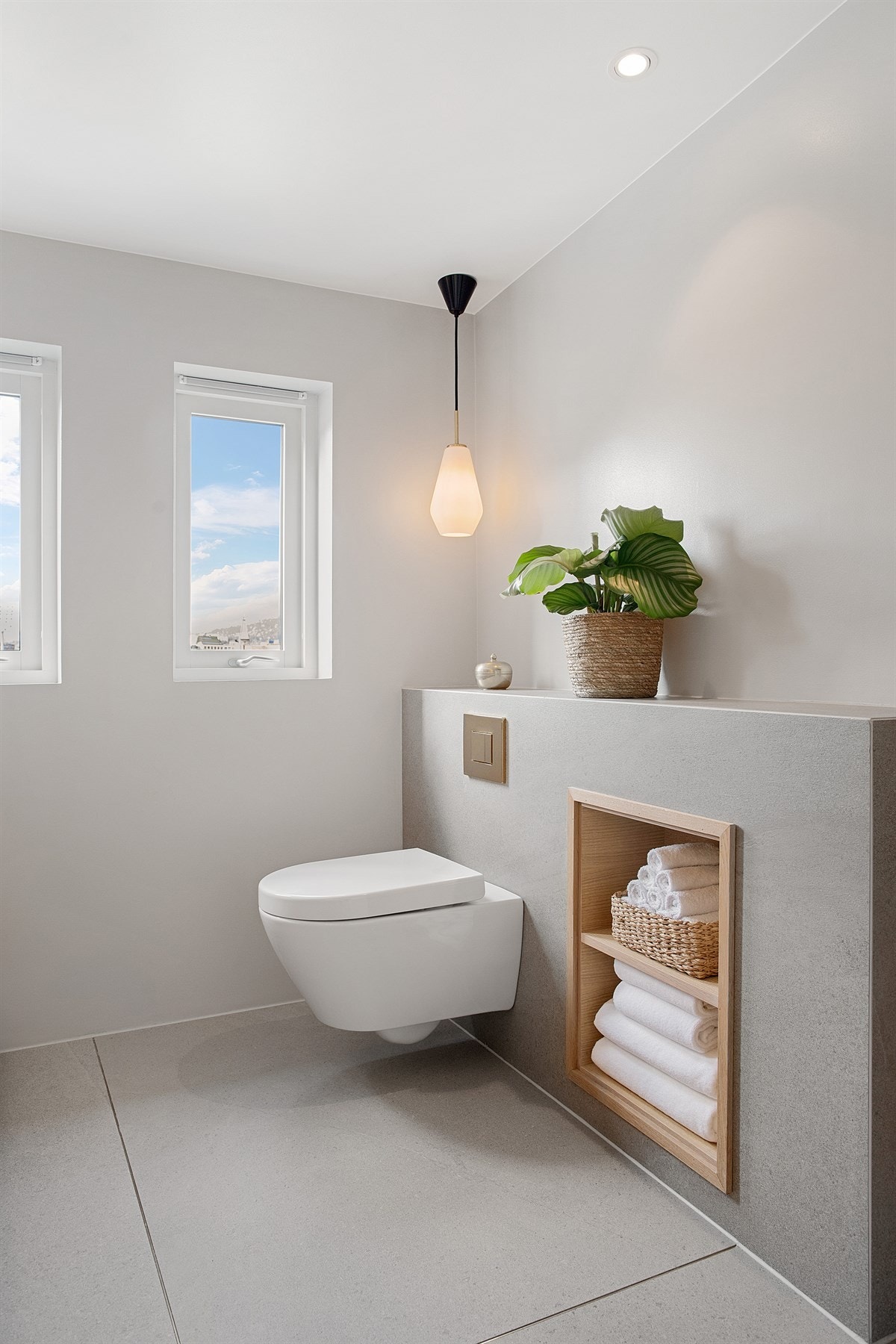 Vegghengt toalett med innfelt håndklehylle i eik Galleribilde