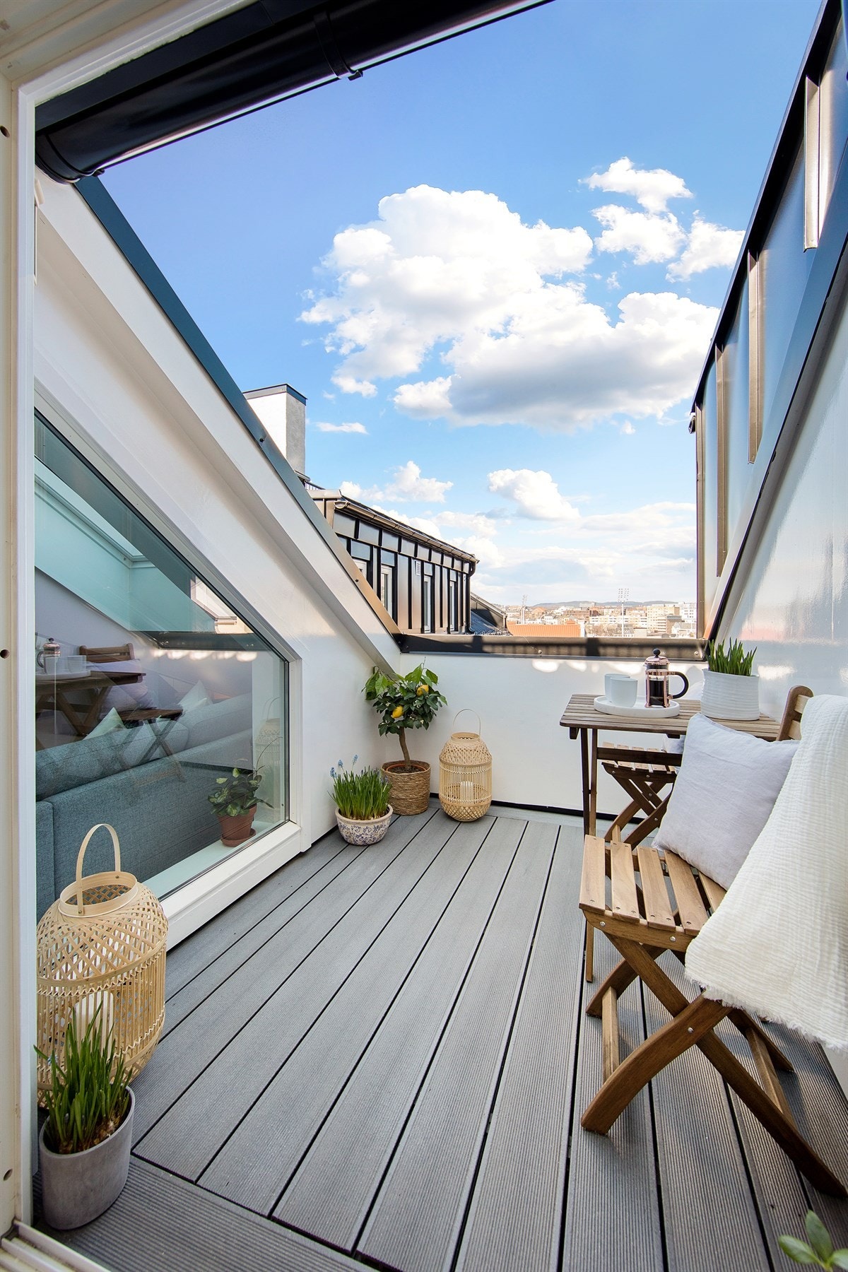 Vestvendt terrasse som er vendt inn mot rolig bakgård med utsikt til Holmenkollen Galleribilde