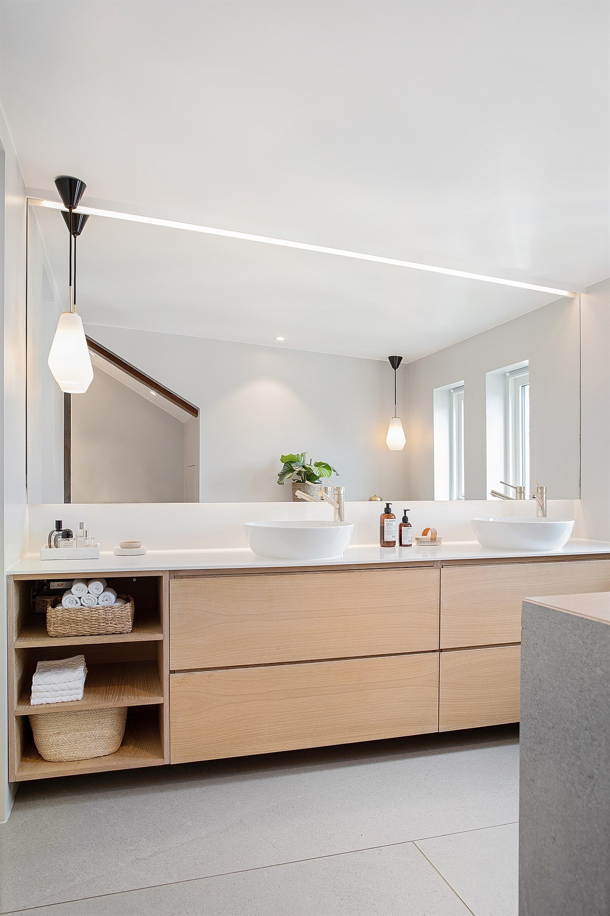 Rommet har deilig gulvvarme, led-downlights og sensorstyrt avtrekksvifte Galleribilde