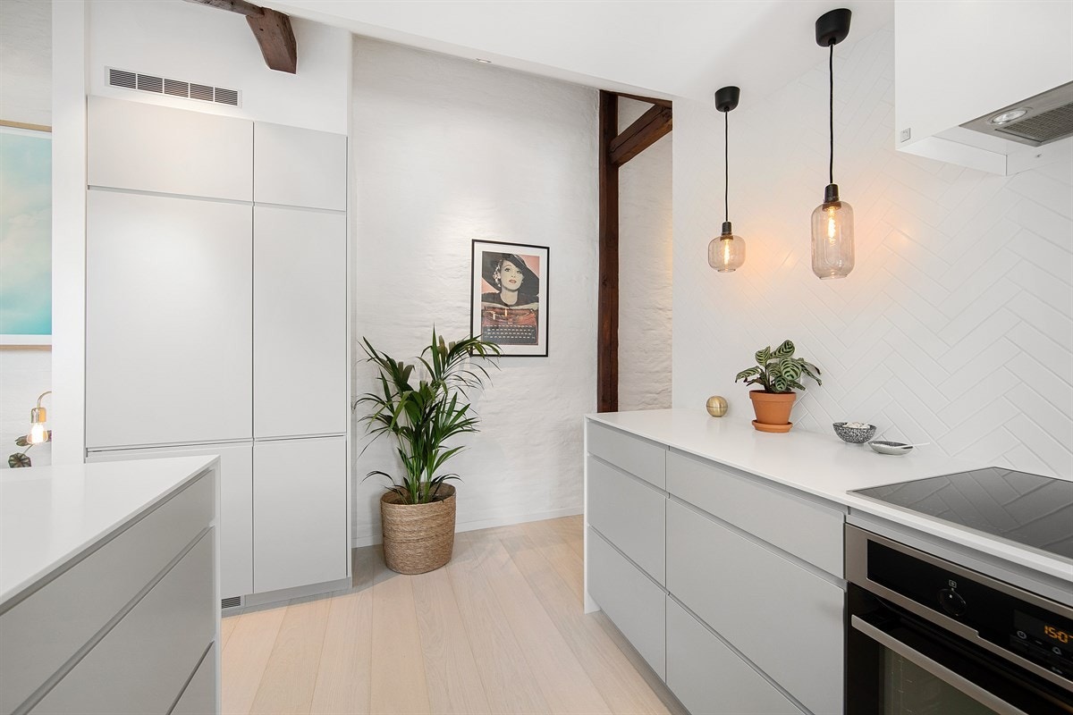 Enstavs eikeparkettgulv med underliggende varmefolie Galleribilde