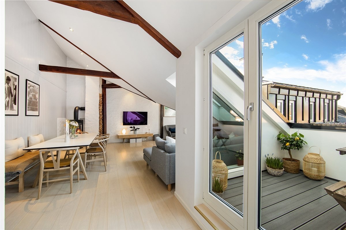 To takvinduer, et større vindu og tofløyet glassdør mot terrassen gir rikelig med innslipp av naturlig sollys Galleribilde