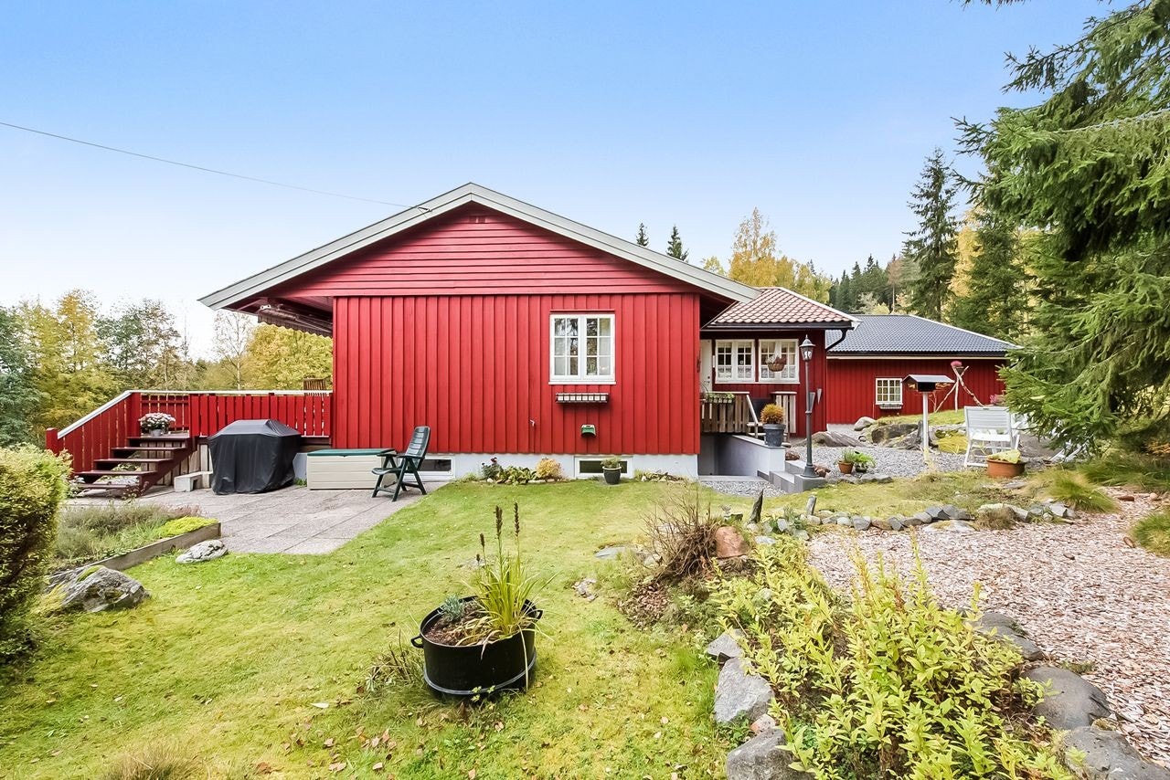 Hagen er pent opparbeidet med plen og div. beplantning Galleribilde