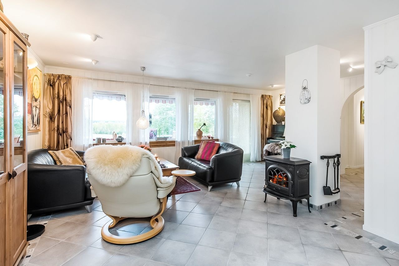 Lys og pen stue med gulvfliser Galleribilde