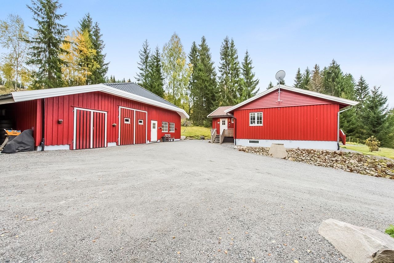 Gruset gårdsplass med god plass til parkering Galleribilde