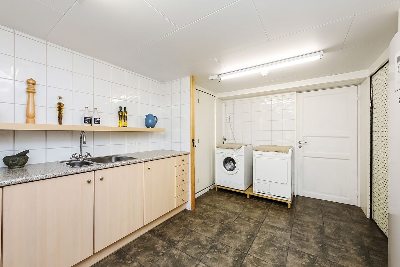 Romslig og praktisk vaskerom Galleribilde