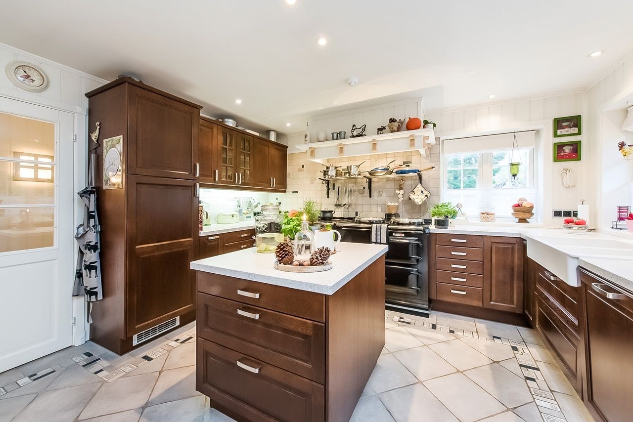 Kjøkken med innholdsrik innredning fra 2008 Galleribilde