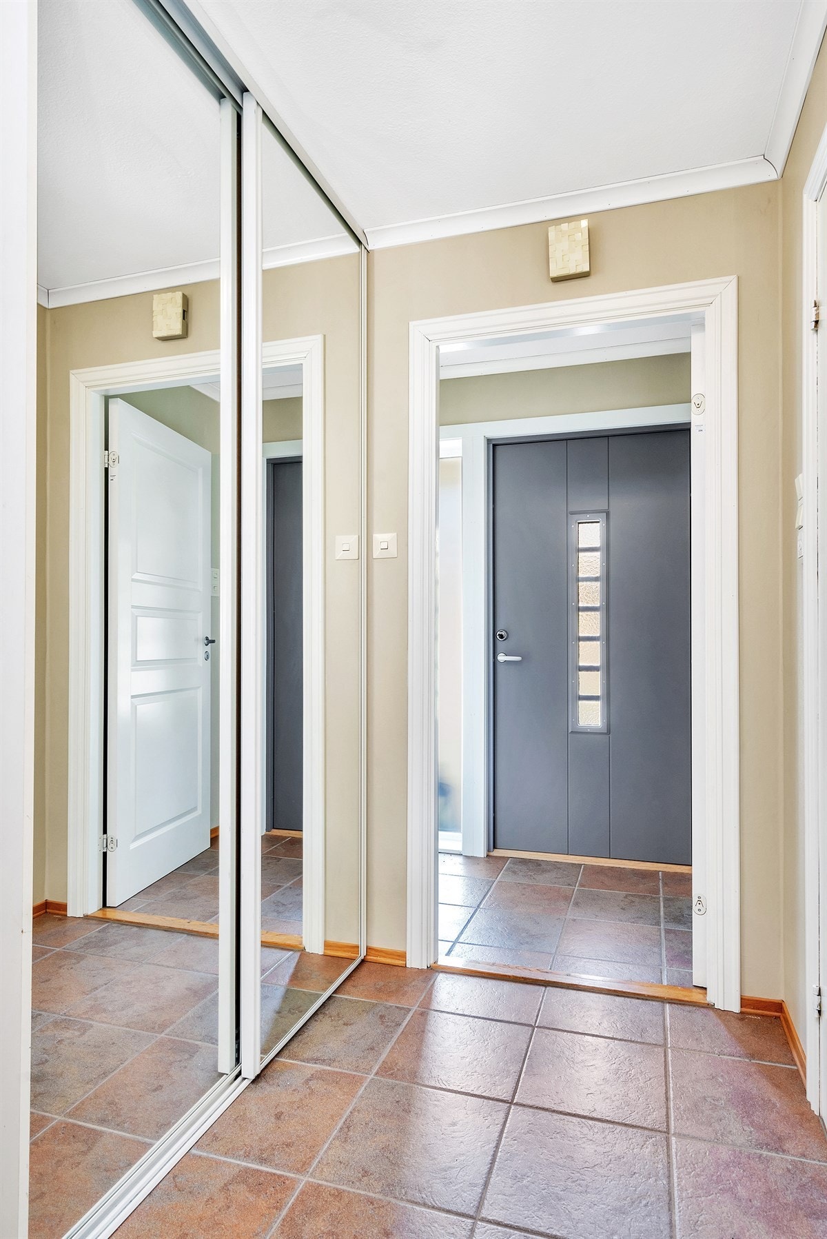 Entré med stor skyvedørsgarderobe Galleribilde