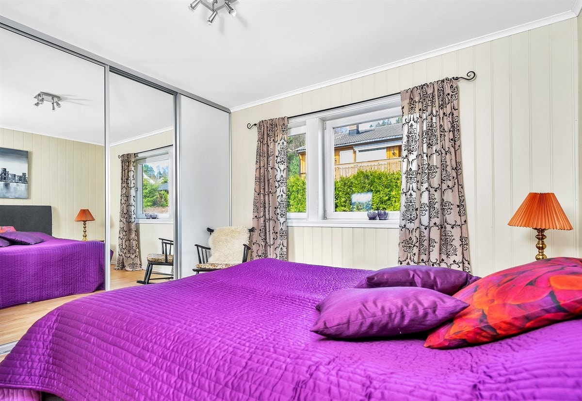 Stor skyvedørsgarderobe med speildører Galleribilde