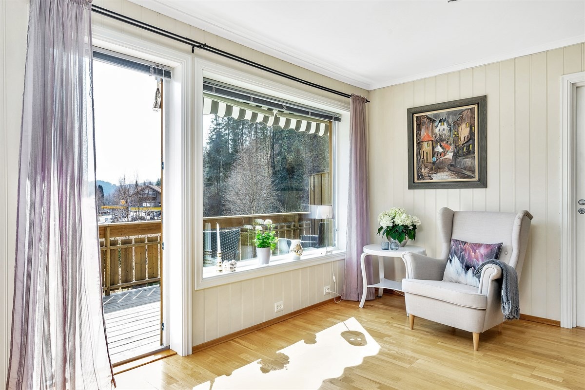 Stue med utgang til solrik terrasse Galleribilde