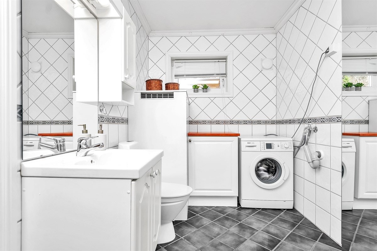 Pent, flislagt bad Galleribilde