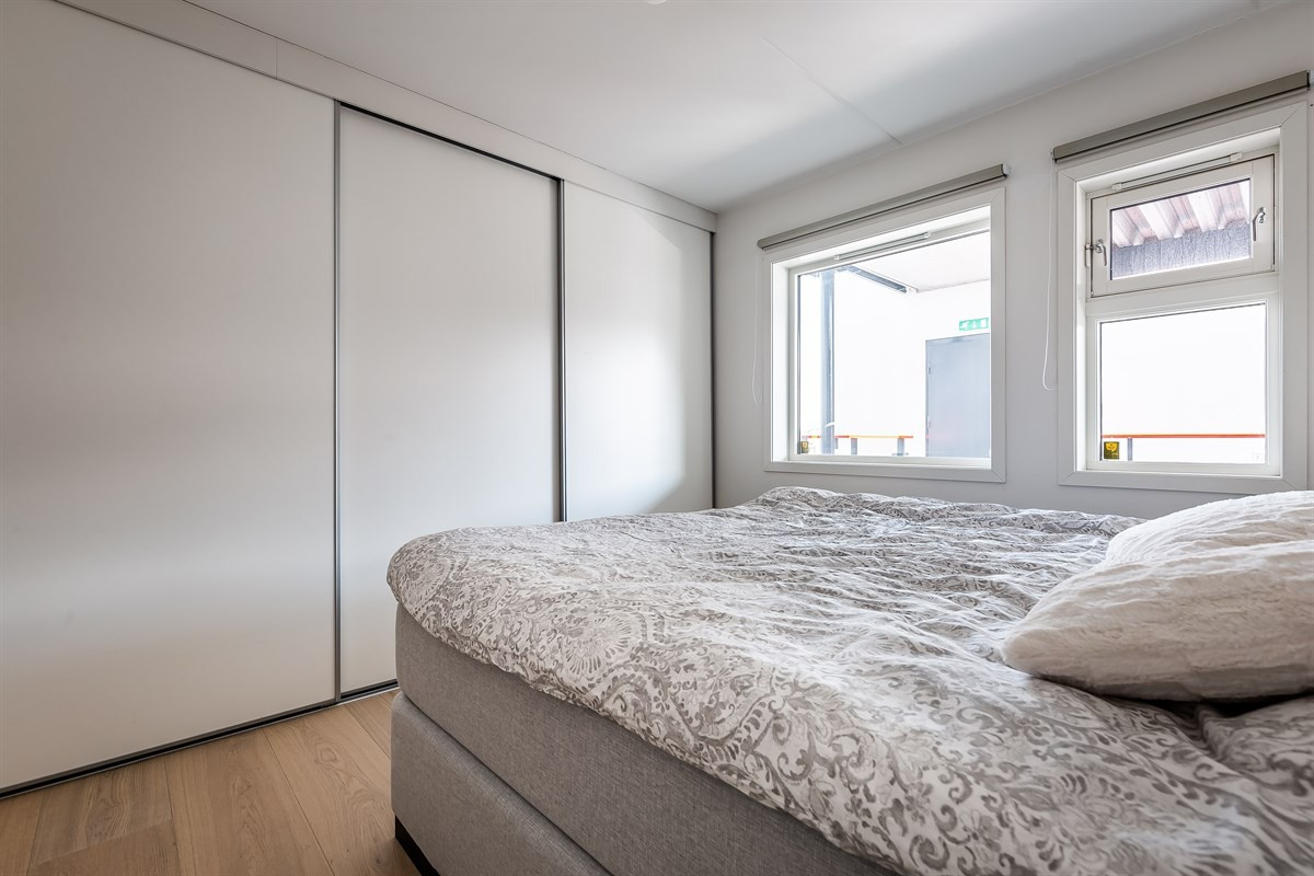 Praktisk skyvedørsgarderobe med god oppbevaringsplass