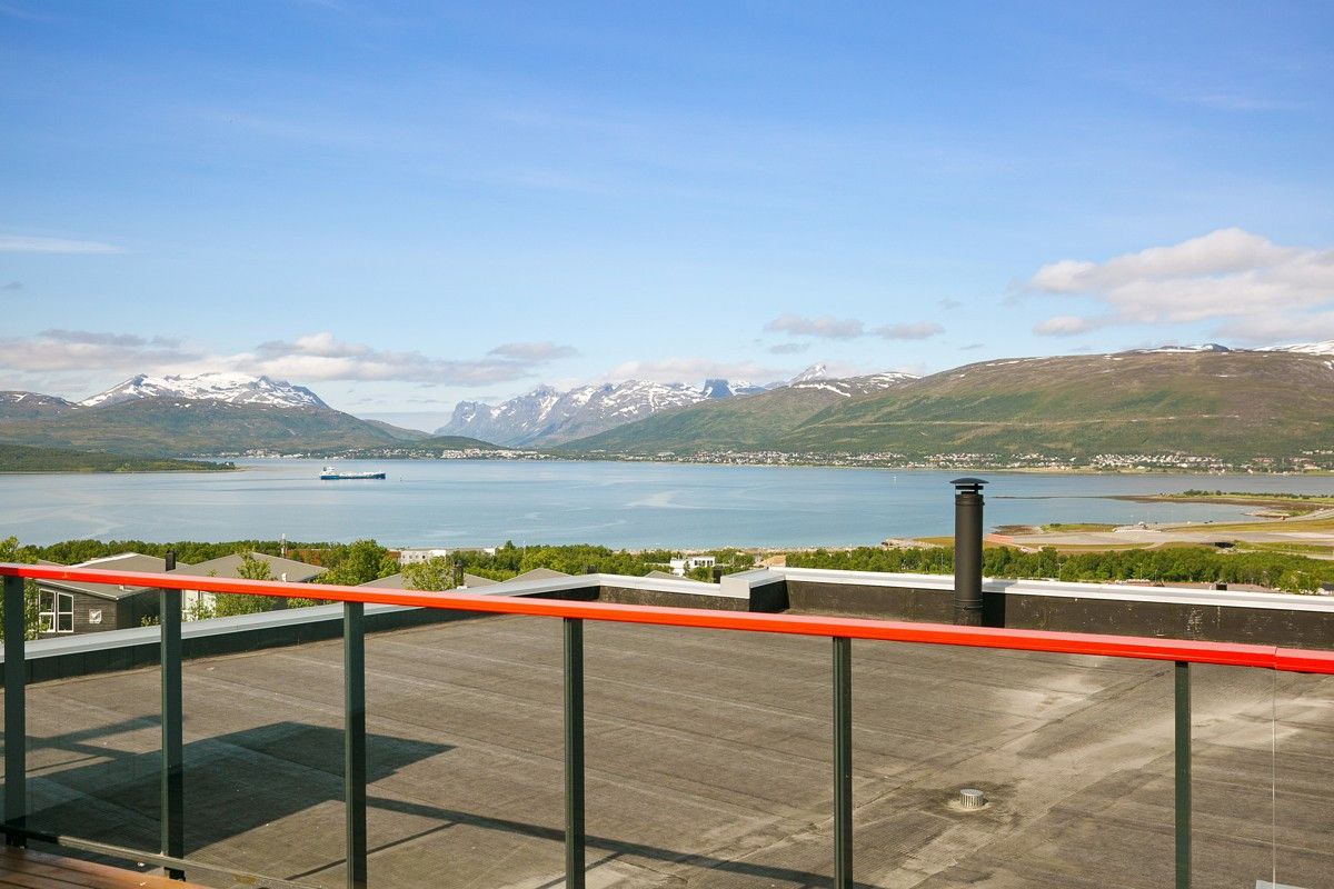 Fra terrassen er det en storslagen utsikt mot fjorden