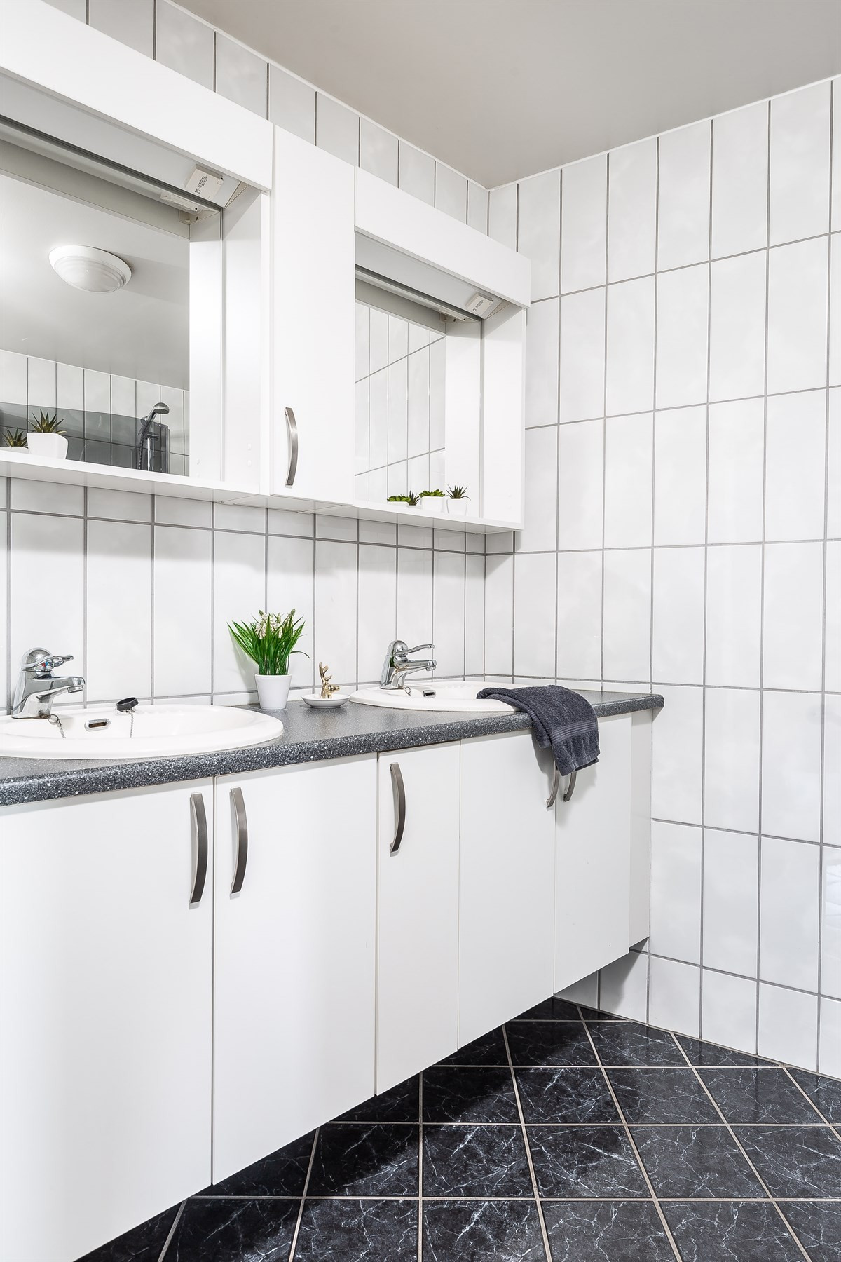 Tidløs innredning med god skapplass, servanter og speil