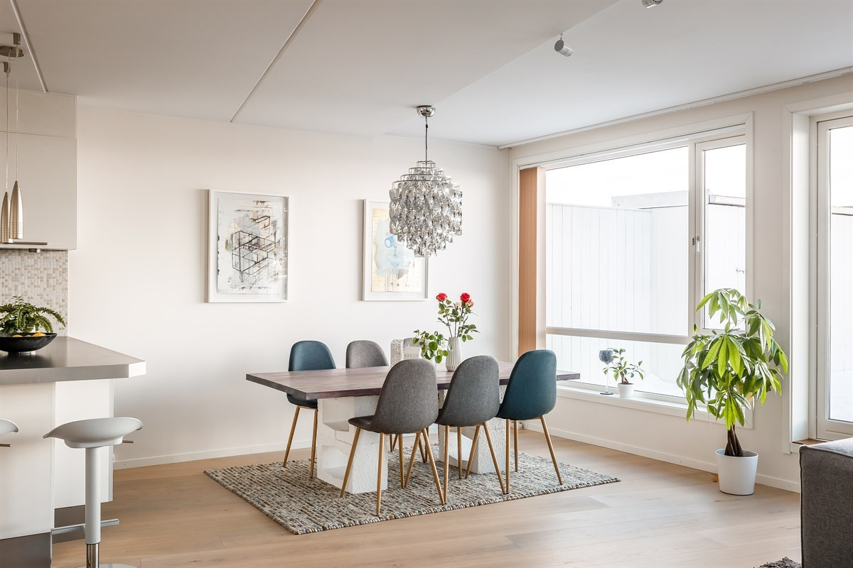 Fra stuen er det utgang til en stor terrasse som har nydelig utsikt og gode sol- og lysforhold