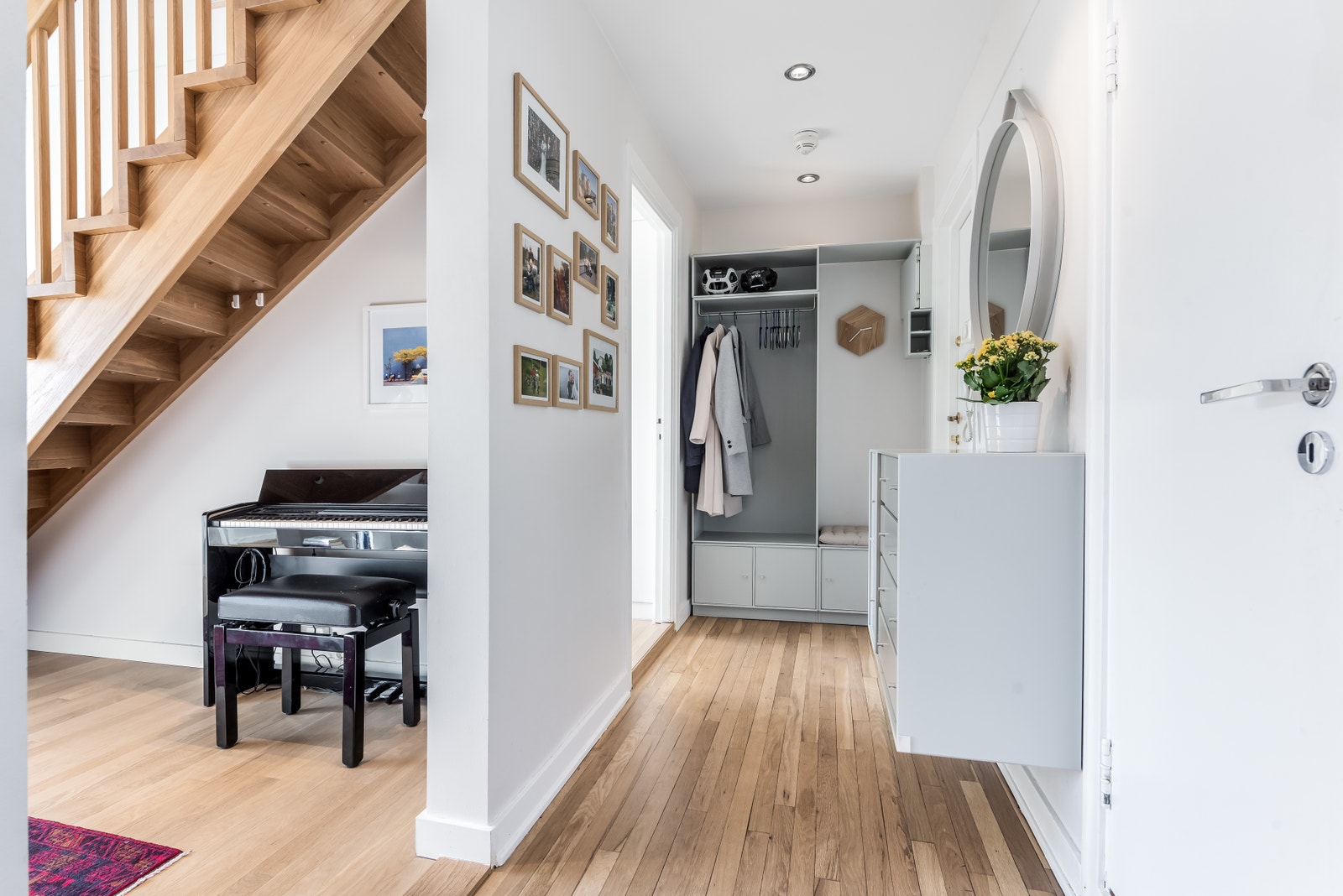 Trappen går opp til en separat loftleilighet som er en egen enhet, og ikke den del av denne leiligheten som blir leid ut. Galleribilde