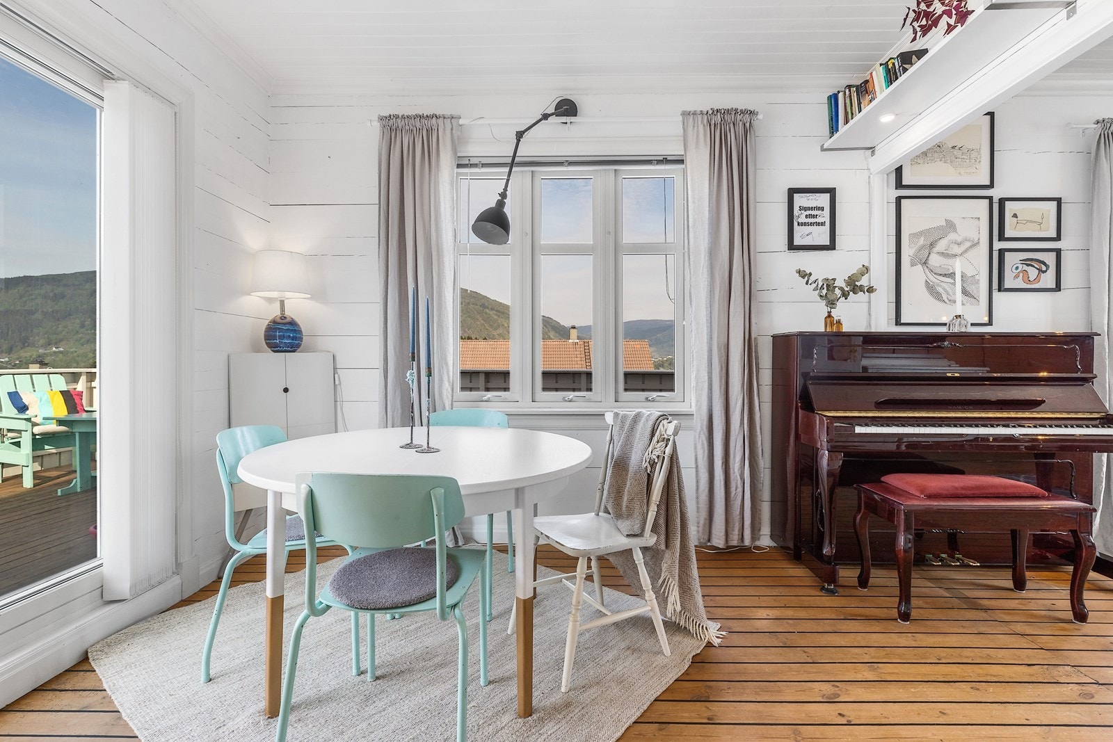 Her er god plass til spisebord. Utgang til altanen. Galleribilde