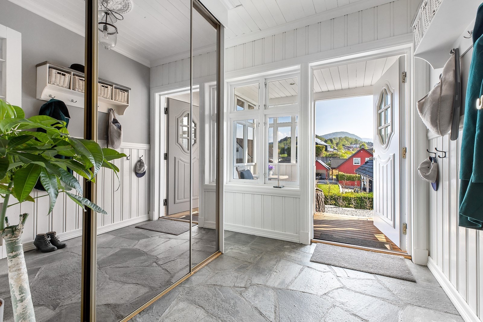 Velkommen inn i romslig gang. Skifer på gulv. God skapplass. Galleribilde