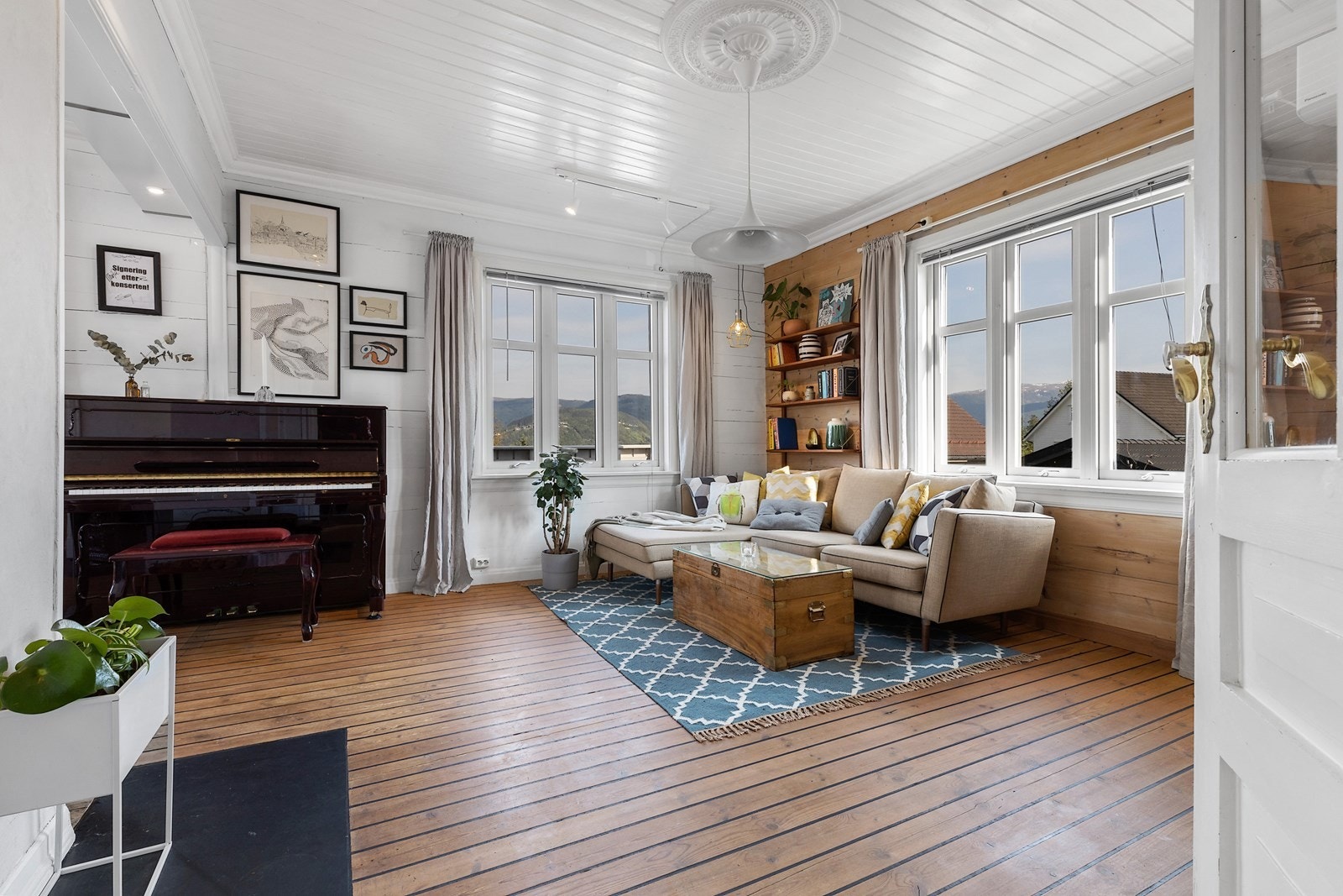 Stuen er romslig med plass til både sofa og tv-krok samt piano om man vil. Galleribilde