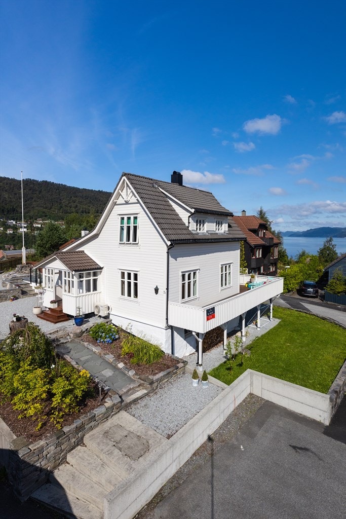 Nydelig familiebolig på drømmetomt Galleribilde