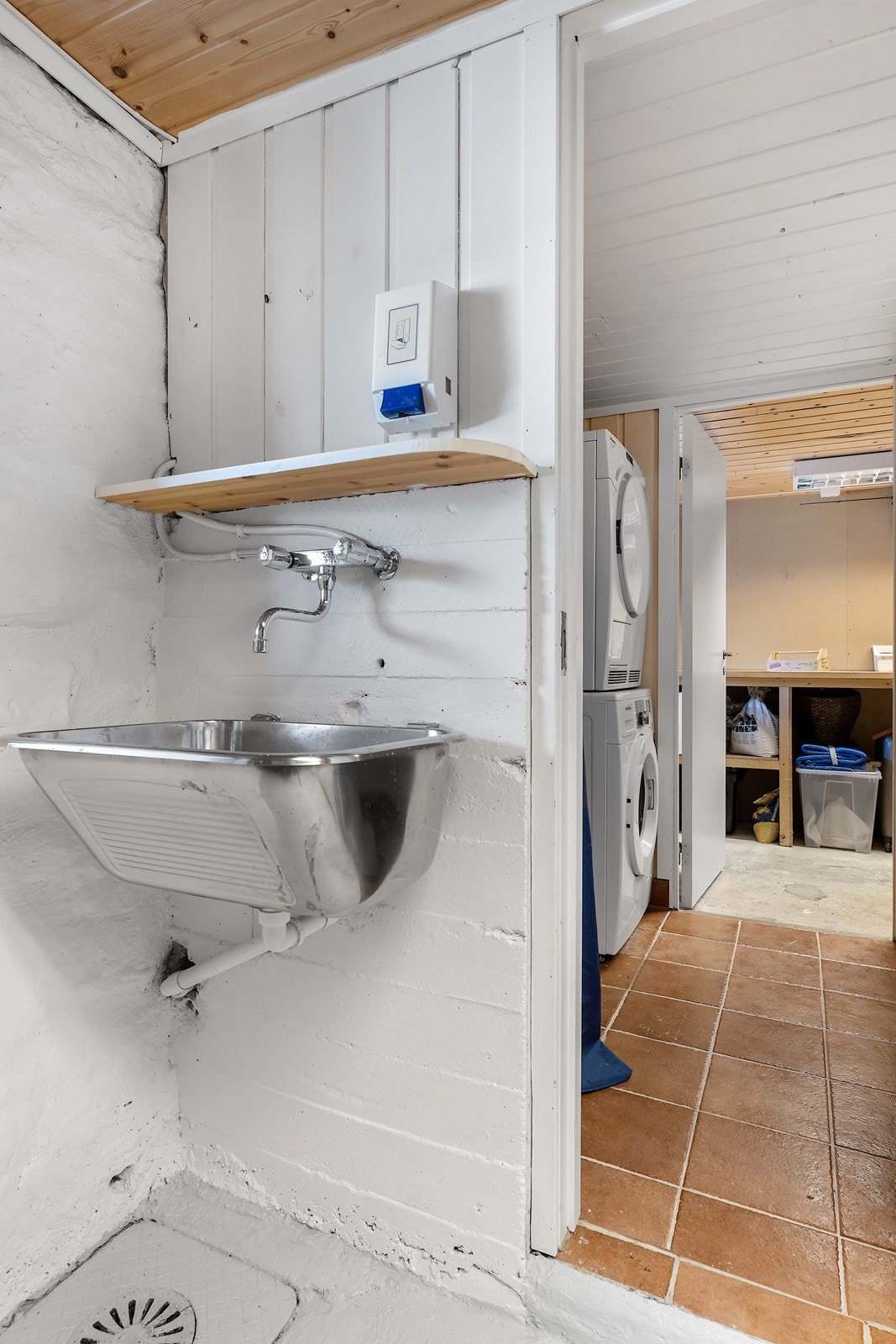Her nede finner man også vaskerom samt snekkerbod/hobbyrom. Galleribilde