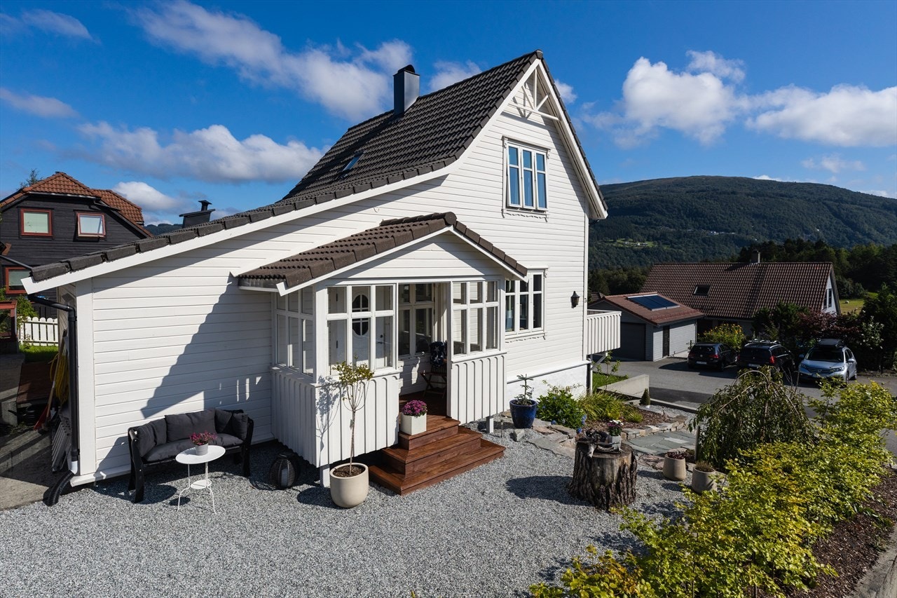 Boligen er opprinnelig fra 1923, men ombygd, påbygd og rehabilitert i årene rundt 1999. Galleribilde