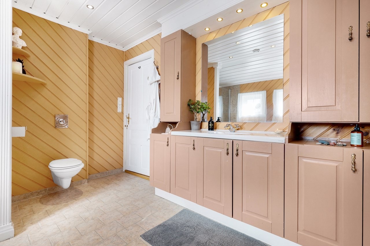 Merk downlights i tak. Vegghengt wc. Galleribilde