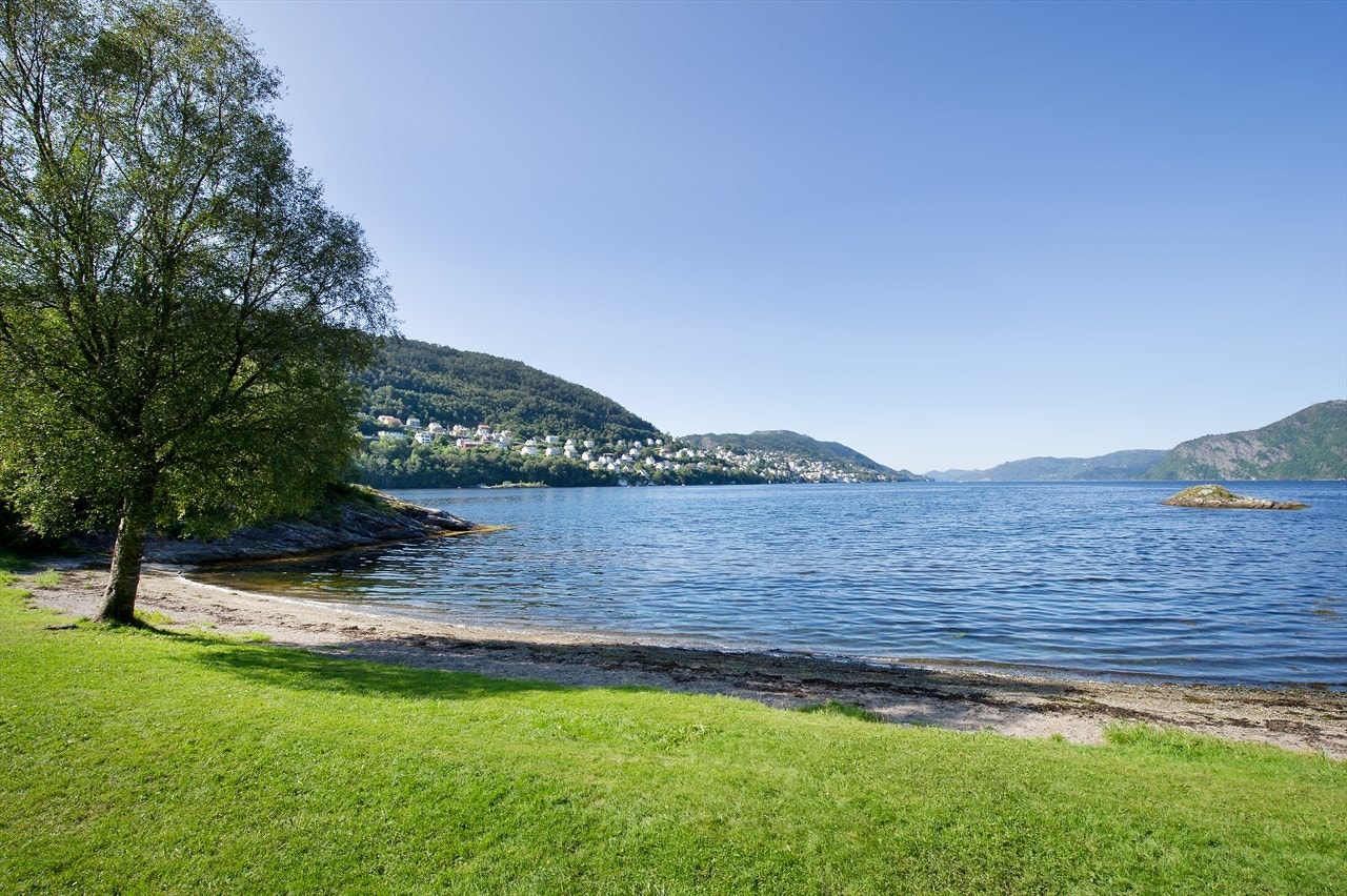 Her er flott sandstrand og badeplass. Galleribilde