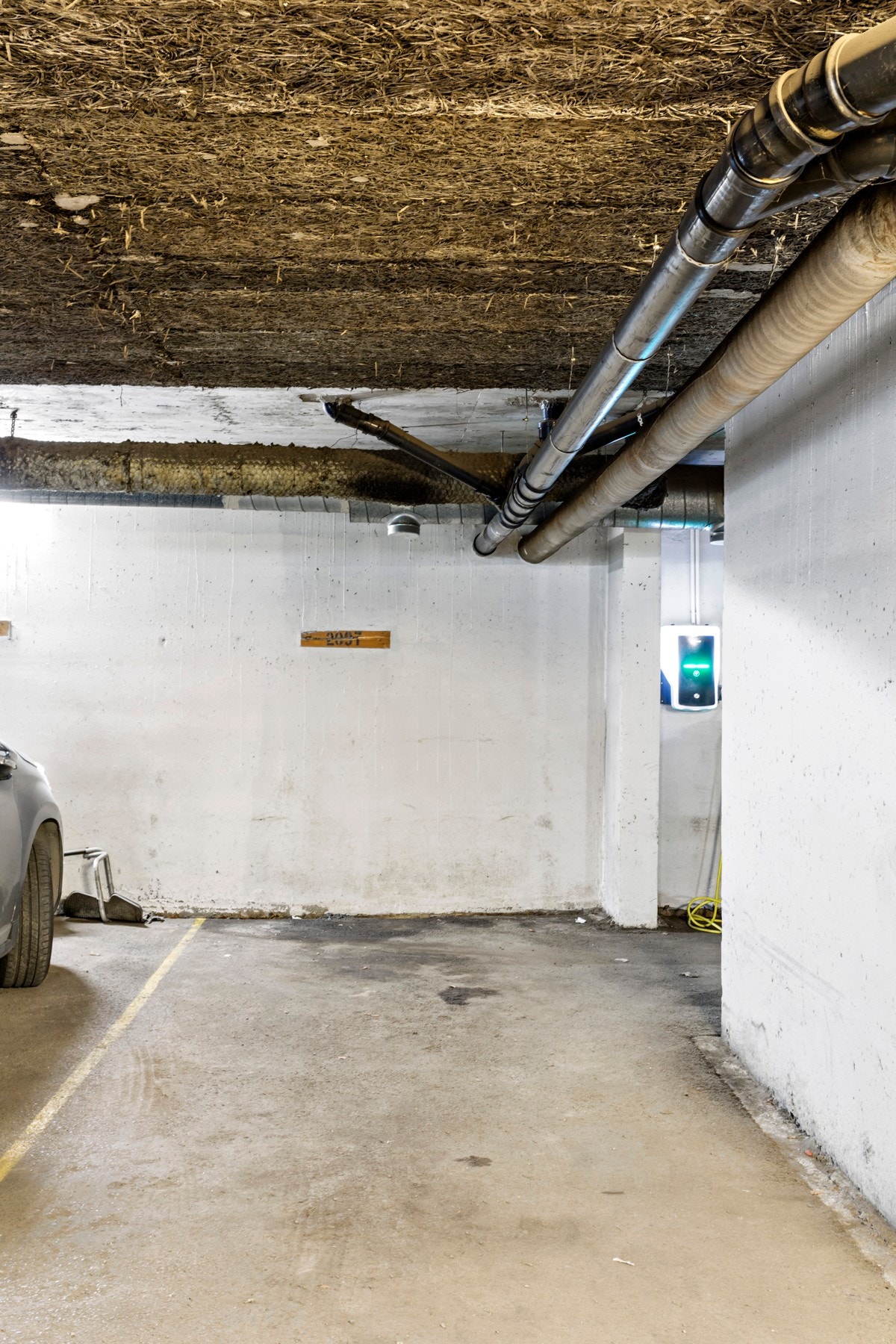 Boligen disponerer én parkeringsplass (nr. 2097) i felles garasjeanlegg. Galleribilde