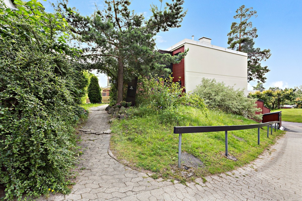 I tilknytning til inngangsparti har du en koselig hageparsell hvor du kan nyte morgensolen. Galleribilde