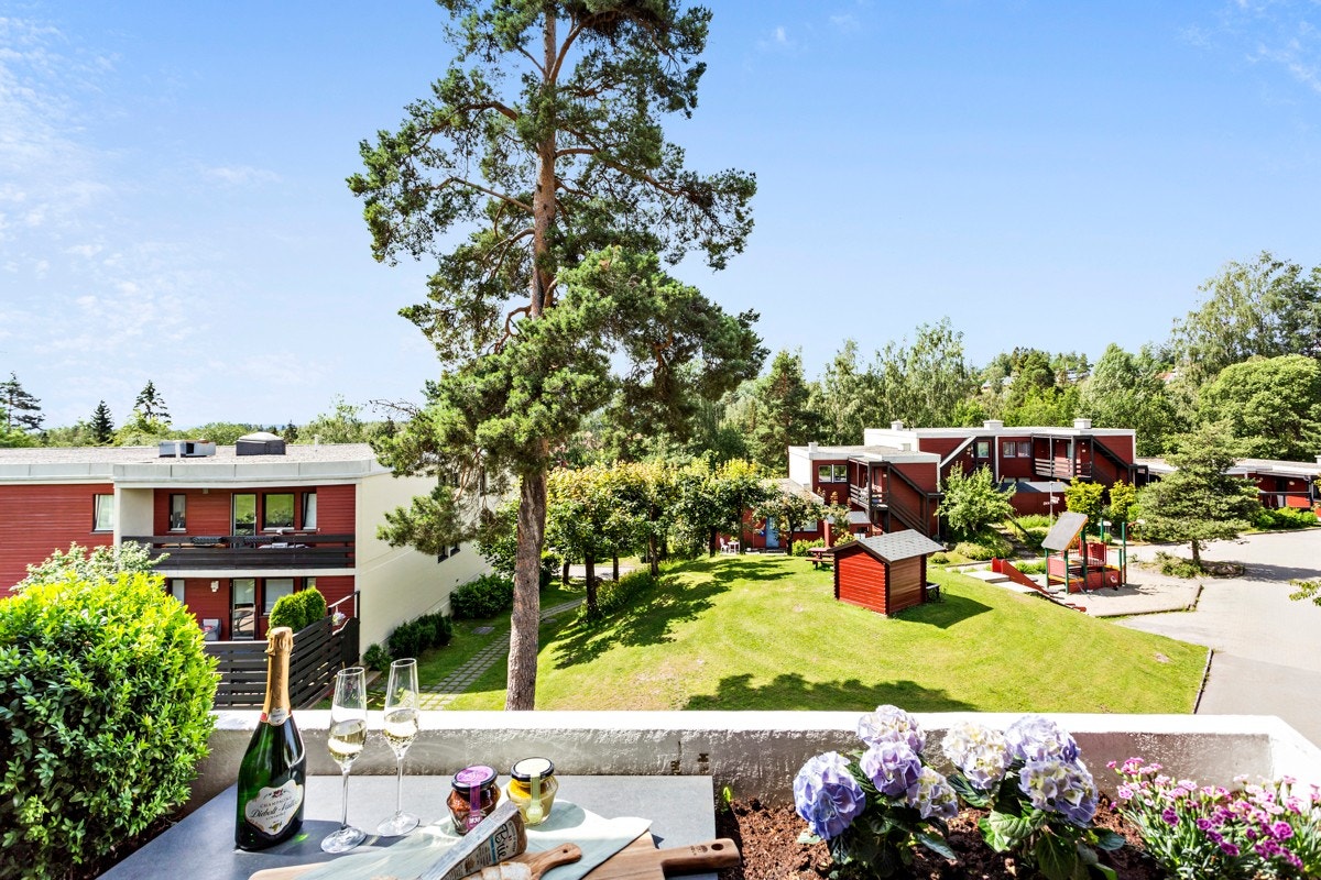 Fra stuen har du utgang til sydvestvendt balkong på ca. 5 kvm med lite innsyn og gode solforhold. Galleribilde