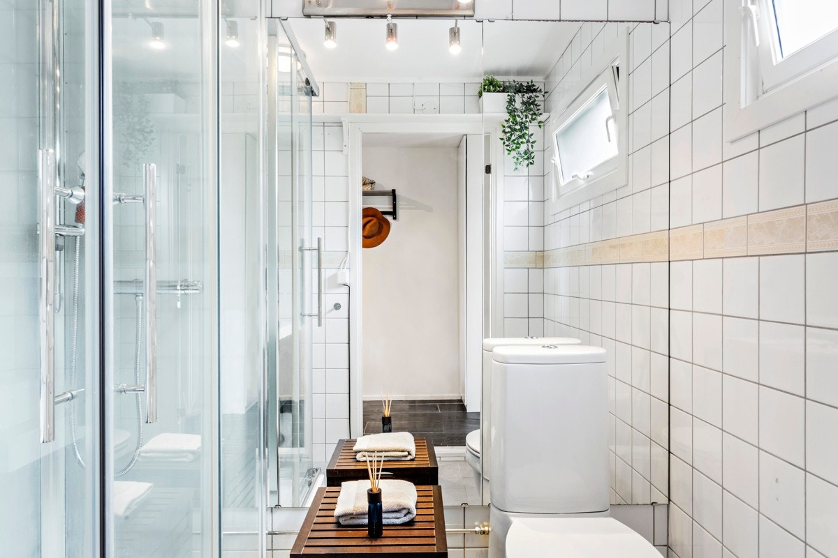 Badet består av dusjkabinett, heldekkende servant i skapinnredning, speilskap og toalett. Galleribilde