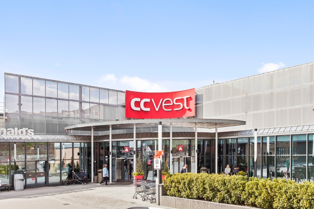 Nærmeste kjøpesenter er CC Vest med over 100 butikker. Galleribilde